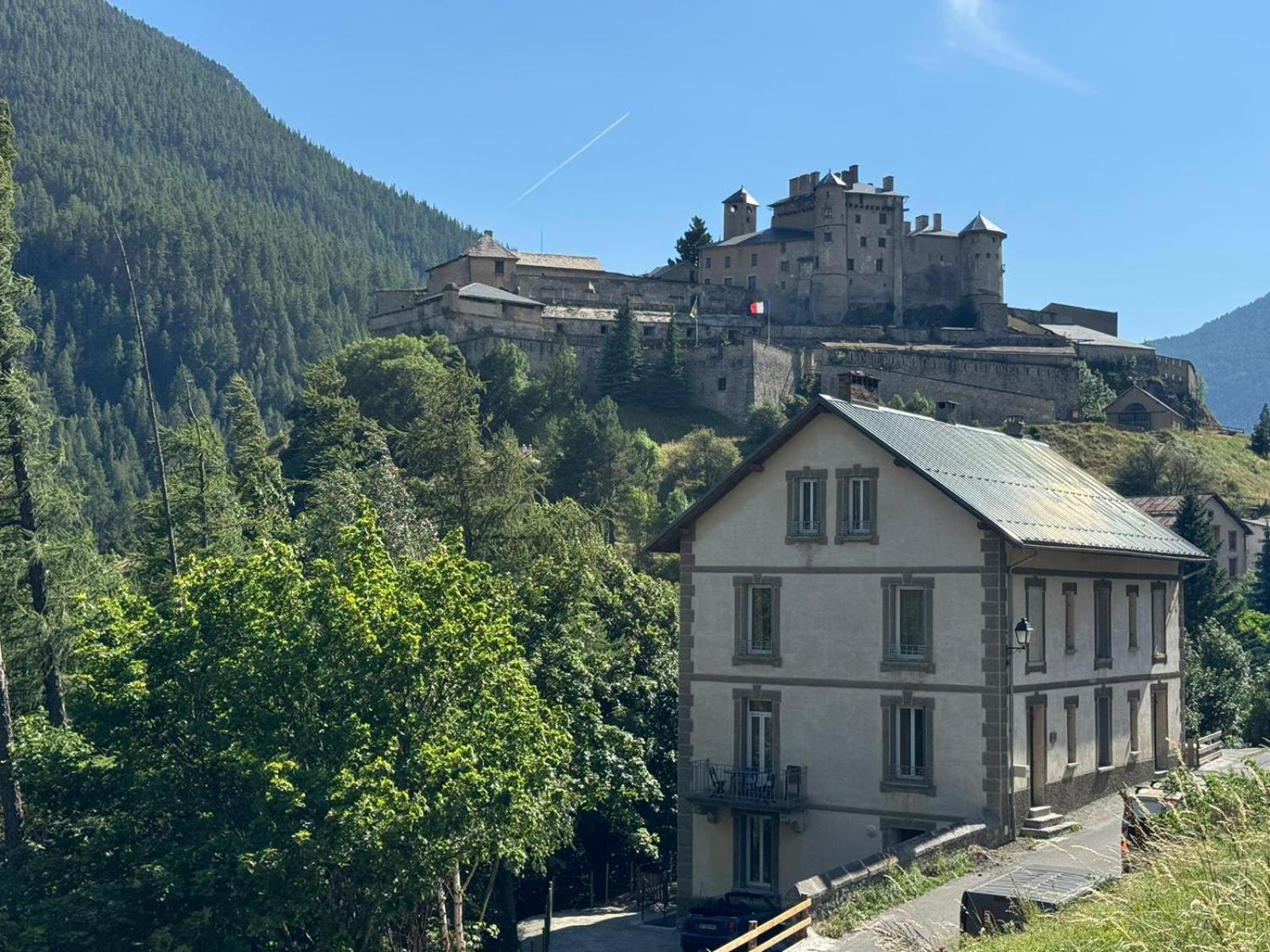 Château-Ville-Vieille Appartements Confortables Avec Vue Montagne - Residence Villa Belle Fleur מראה חיצוני תמונה